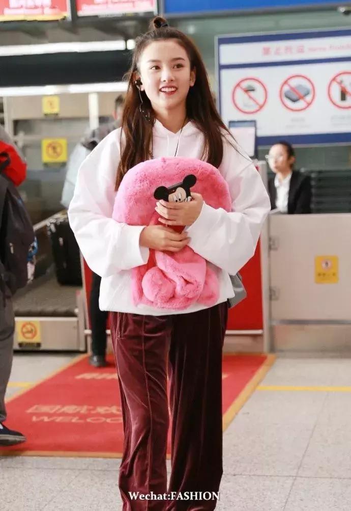 刘诗诗唐嫣甜蜜日常,一入秋便是深秋