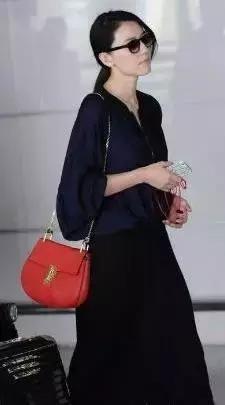 刘雯背的新款包是什么品牌,刘雯背过的一款蔻驰的包包