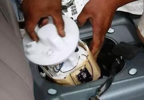 不看油表怎么判断油箱还剩多少油,看不见油表