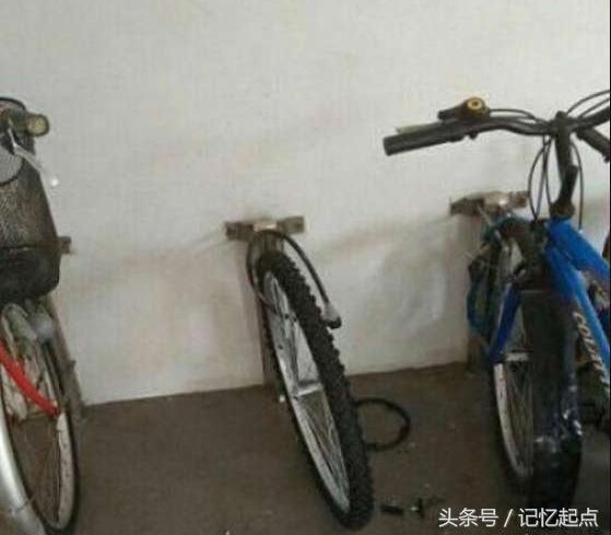 学校组织学生第二天穿父母工作服来上课,小明真太屌丝了