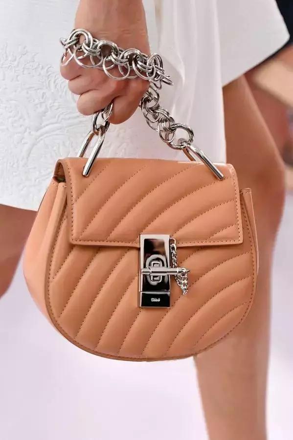 刘雯背的新款包是什么品牌,刘雯背过的一款蔻驰的包包