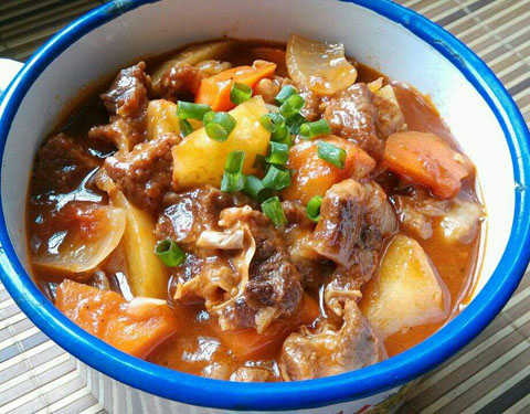 土豆和胡萝卜一起炖牛肉好吃吗,土豆胡萝卜炖牛肉汤怎么做好吃