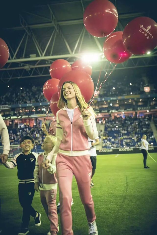 足球场走秀,比音勒芬时装发布会