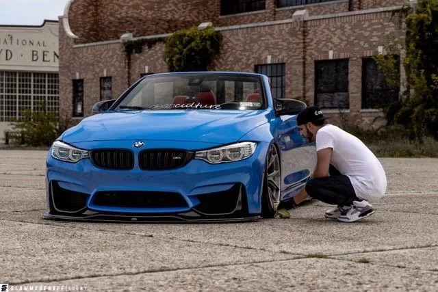 改装的宝马m4直接趴在地上了,普通的宝马m4可以开敞篷