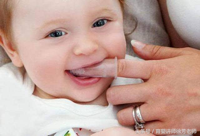宝宝嘴巴外面白白的是怎么回事,宝宝嘴巴旁边有白白的一片是什么