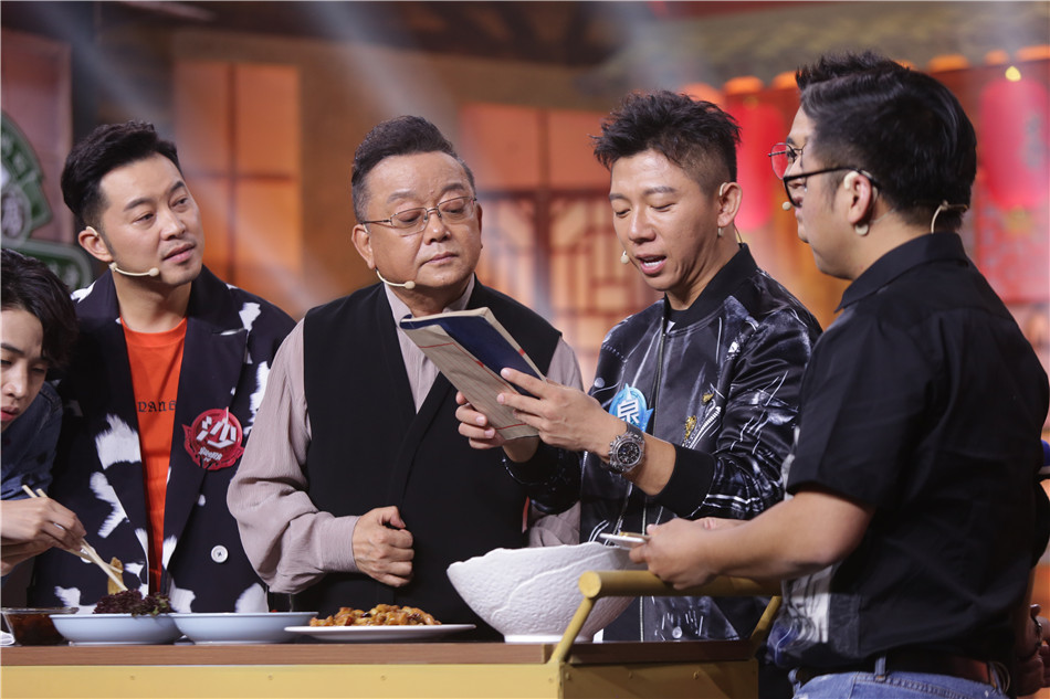 王刚花样厨神大赛视频,演员王刚吃美食