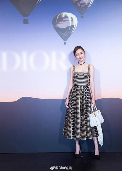 艺人们看angelababy的眼神,为什么明星流行平胸