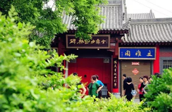 巷尾老爷爷卖的文房四宝，味道弥漫过旧旧的后院