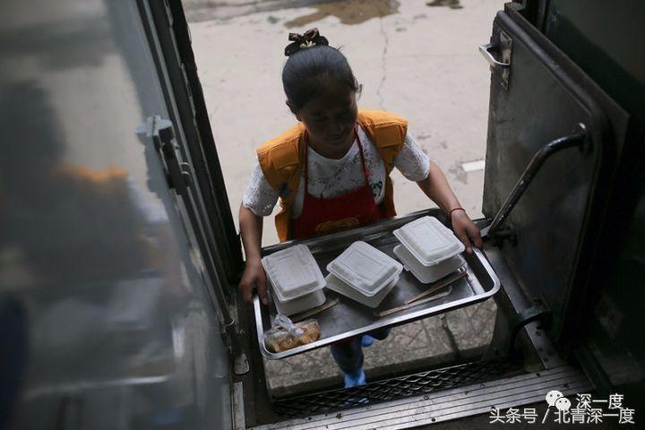 全中国最便宜的火车：票价2元起22年未涨，山羊和鸡群都能上车