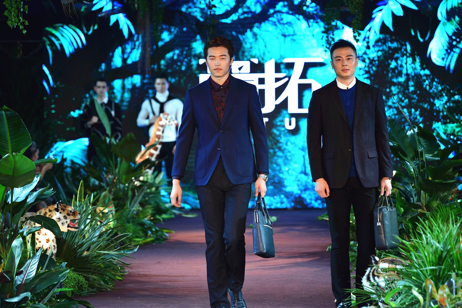 秋冬潮牌爆款穿搭,顶级潮牌秋冬穿搭