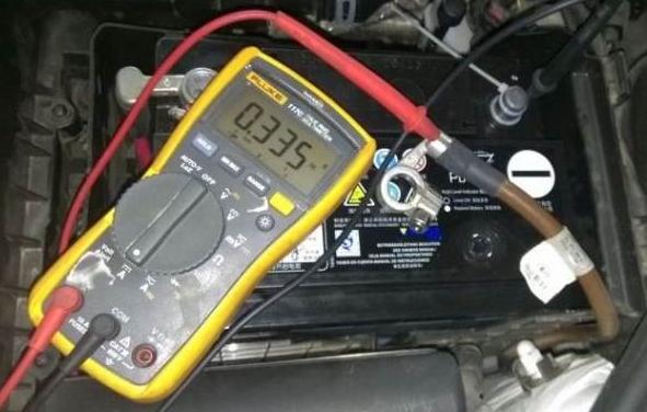 行驶过程中电瓶灯亮了，不要慌，这么做就对了，不是什么大事