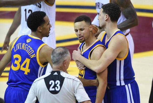 裁判判库里2加1,裁判对库里不公平视频