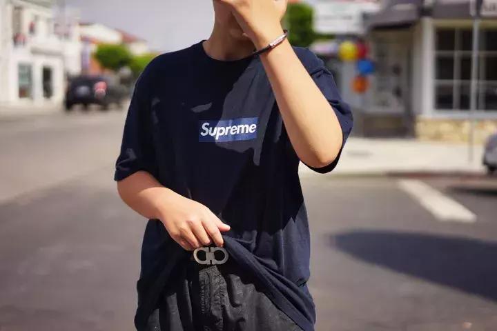 可能你手上的Supreme正是来自美国10几岁排队*党**!