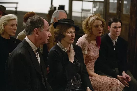 最可怕的是人们正大光明的做着罪恶的事情,却不以为耻《狗镇》