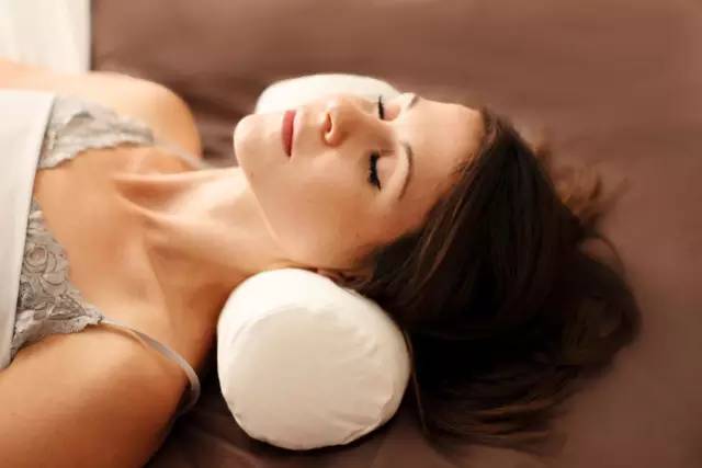 用下巴画圆治颈椎病,脖子画圆圈教程