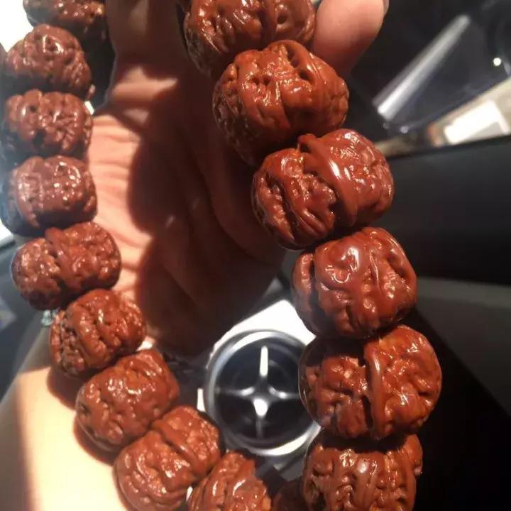 怎么挑选一串极品野生小核桃手串,野生核桃和普通核桃手串