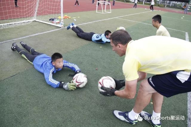 球员选材、训练、比赛等方面，各个年龄段强调的是什么？