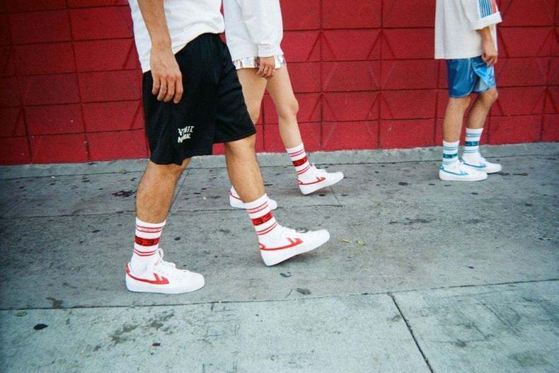 时尚潮人麦昆小白鞋穿搭,潮人必备小白鞋