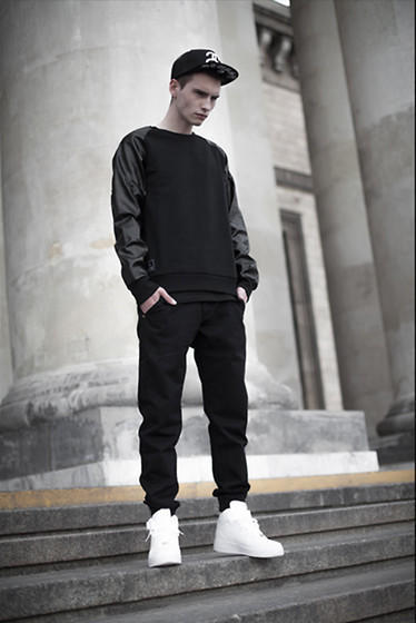 时尚潮人麦昆小白鞋穿搭,潮人必备小白鞋