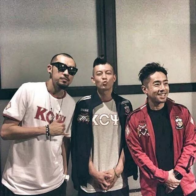 来看看高中时期的校服吧,来看看高中的校服