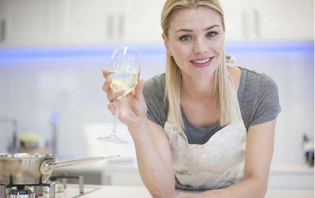 白葡萄酒养生保健益处多,白葡萄酒益处