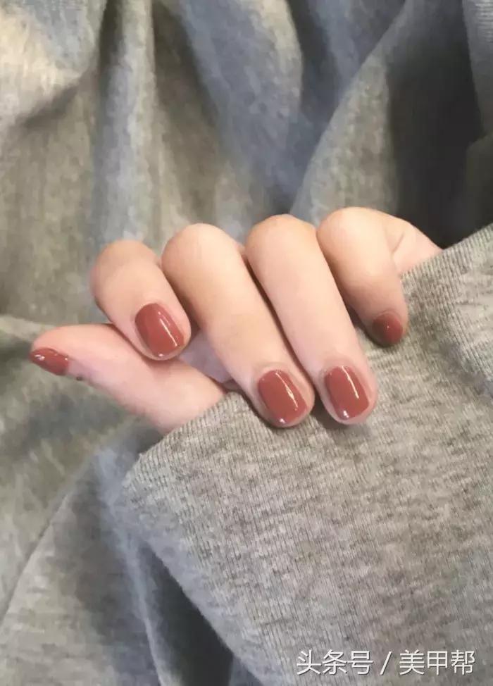 焦糖色美甲显白还是显黑,焦糖色系美甲