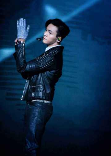 鹿晗王俊凯易烊千玺跑男唱歌,易烊千玺晒胡子王俊凯露腹肌