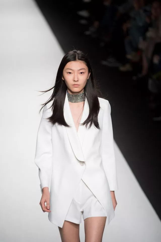 我以为必胜客的秀上全是行走的披萨，没想到却被美到……