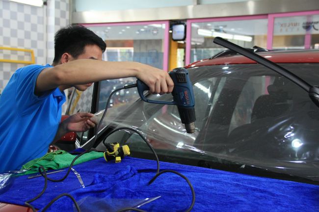 车贴膜车窗边有气泡自己怎么处理,车贴膜有小白点气泡正常吗