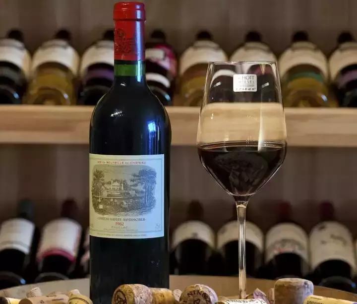 如何通过标签鉴别红酒 (从标签上如何鉴别红酒的好坏)