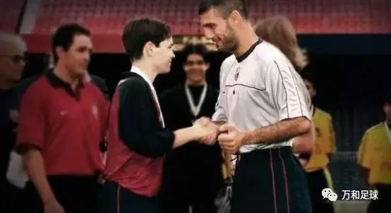 足球球场上的感人瞬间,球场上的感人瞬间放弃射门