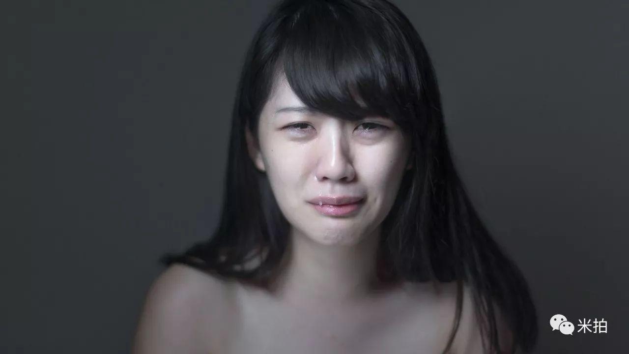 他把500个女孩惹哭了，然后拍了张照