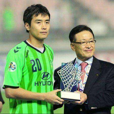 李玮峰与李东国的对抗,李玮锋一人单挑三个韩国球员