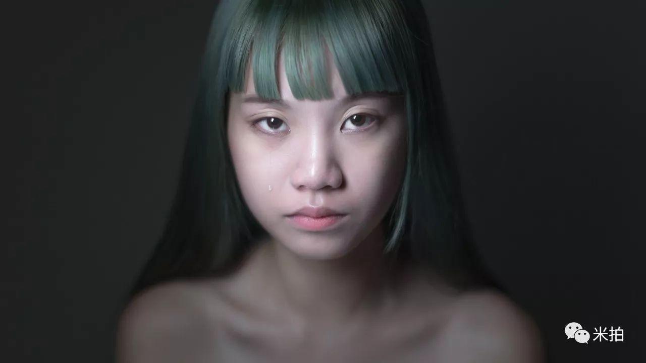 他把500个女孩惹哭了，然后拍了张照