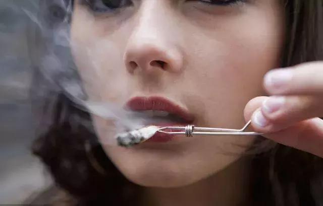 「女性健康」爱抽烟？小心这些“女人病”！