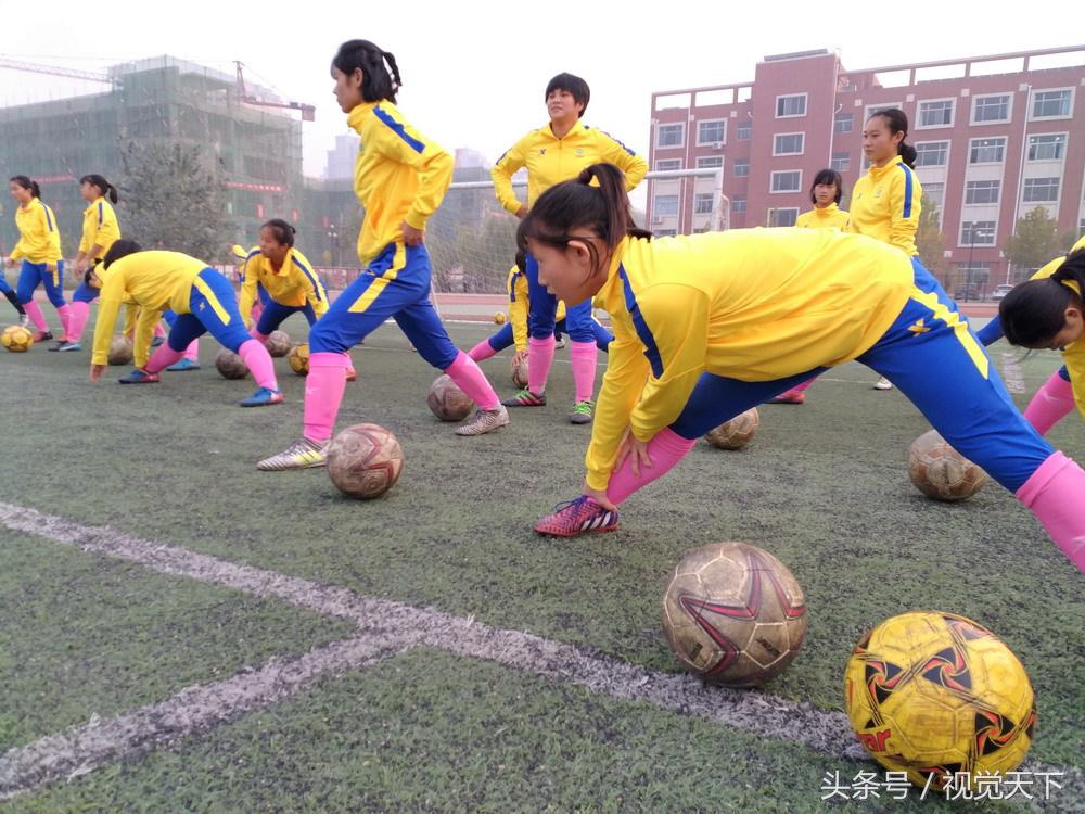 山东滨州:洋外教霸气进校园足球场点兵嗨翻天