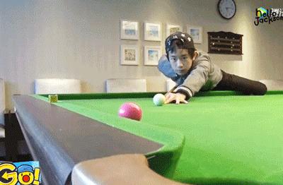 千玺买新鞋舍不得踩,小心翼翼的样子真逗,这么贵的鞋是该保护好