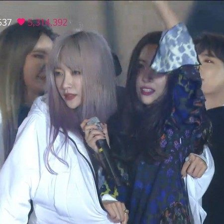 善美冷到嘴唇发紫EXID哈妮「一把抱住」帮保暖！男友力爆发