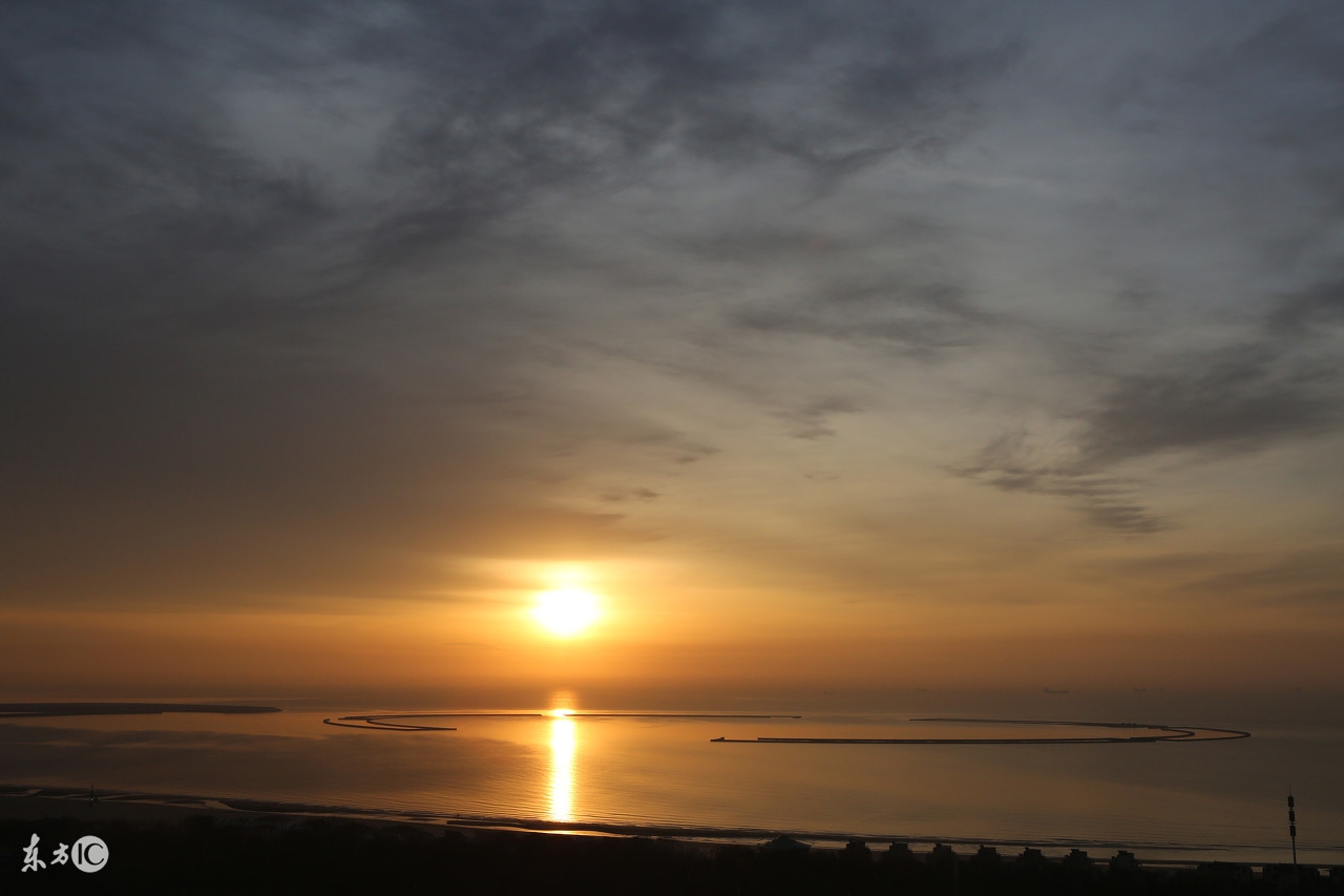 真正的快乐，不是狂喜，亦不是苦痛，它是细水长流，碧海无波