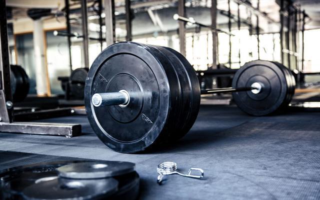 背部骨头弯曲怎么矫正健身,脊椎驼背在健身房锻炼哪个动作