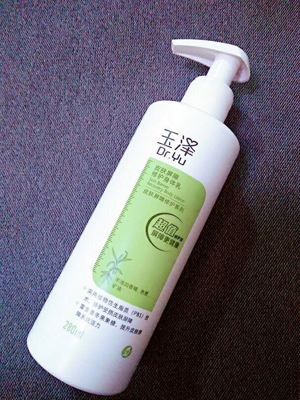 面部保养和身体保养一起进行,日常的脸部保养