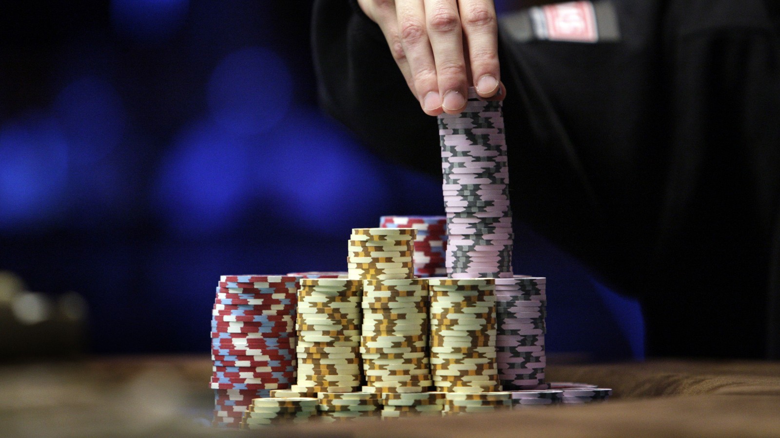 英国女王赚了多少钱,英女王避税风波