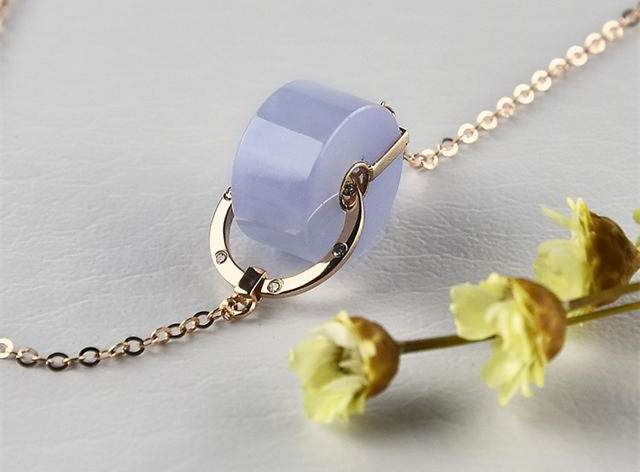 据说这种翡翠，生意人见一个爱一个！外形就像“啤酒桶”！