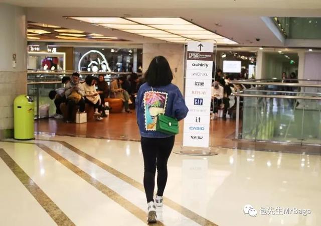 背lv包包的女孩视频,年轻女孩背lv是不是老气