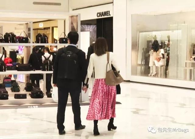 背lv包包的女孩视频,年轻女孩背lv是不是老气