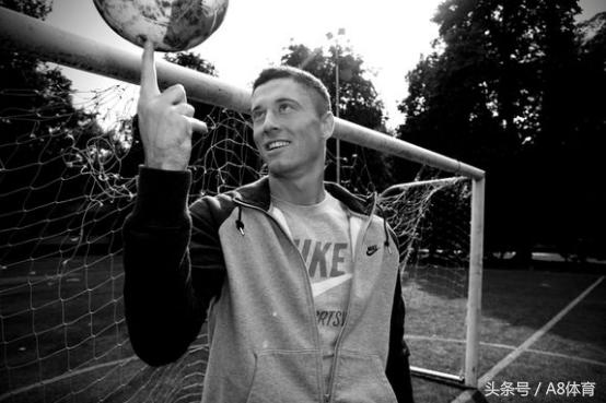 莱万多夫斯基是足球最强中锋吗,足坛十大神锋之莱万多夫斯基