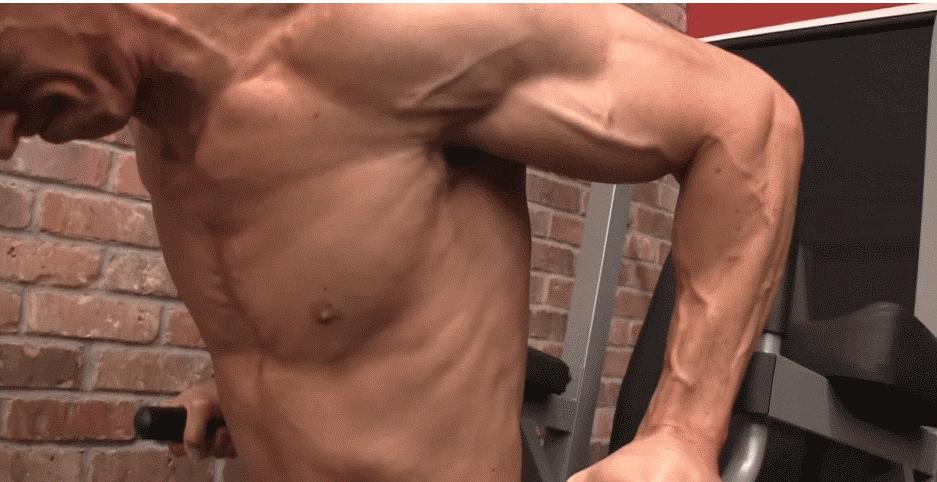 如何练出胸部宽阔的胸肌,宽握锻炼胸肌外侧及手臂二头肌