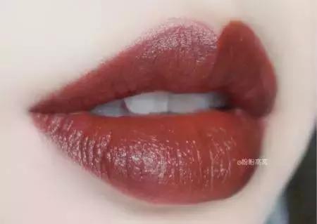 枫叶砖红色带着红棕调的口红,枫叶脏橘色口红
