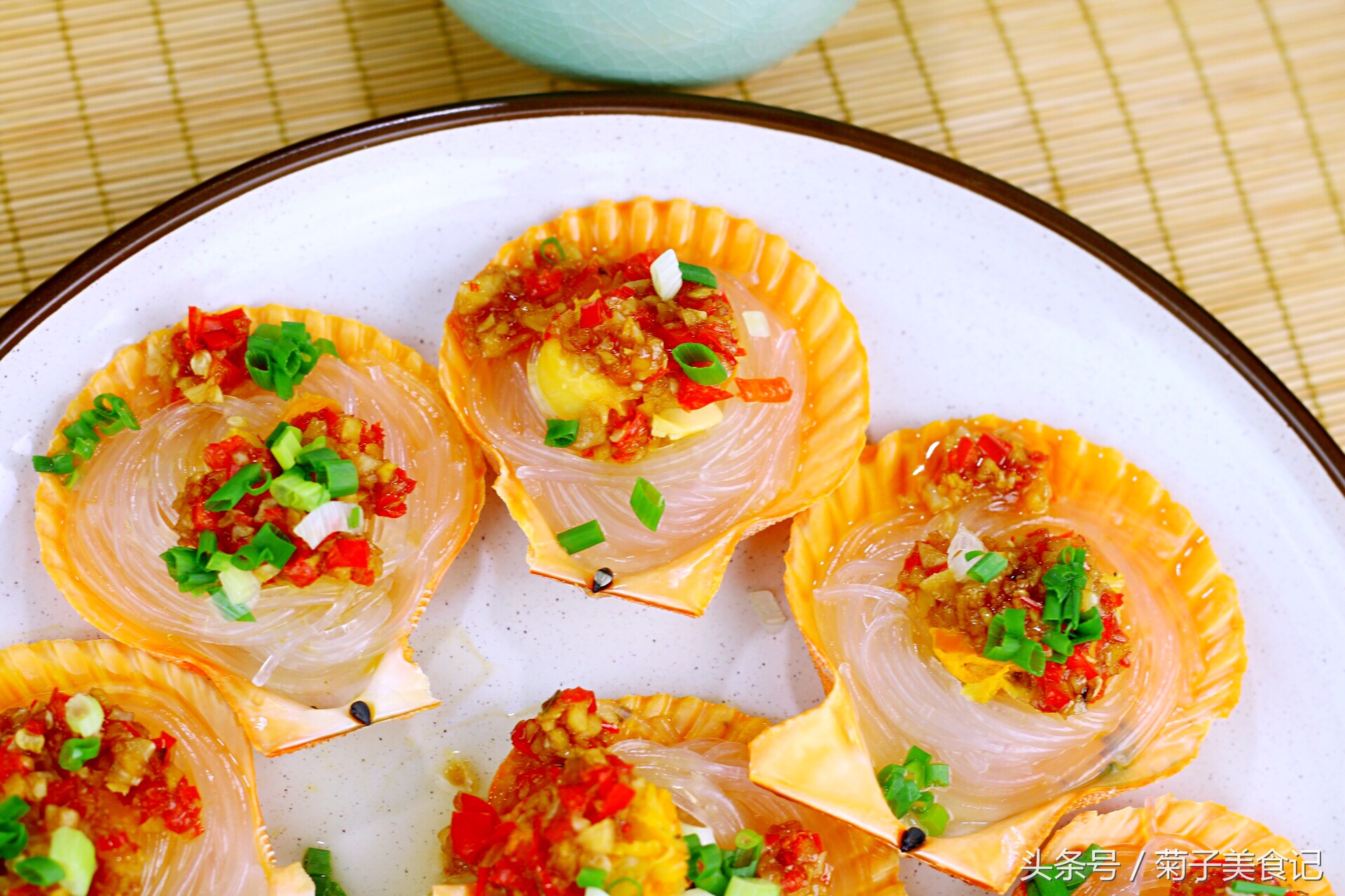 蒜蓉粉丝蒸扇贝超级好吃呢,扇贝肉粉丝蒜蓉家常做法视频教程