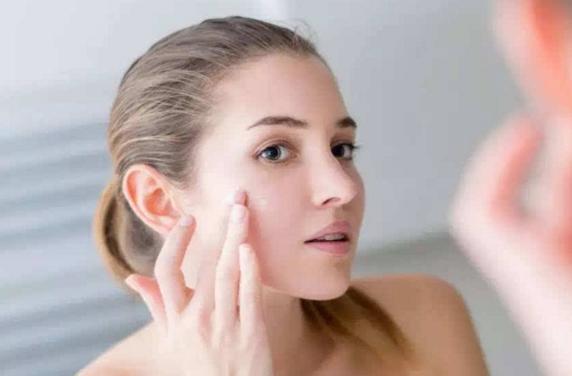 长痘皮肤注意清洁控油补水,痘痘肌要怎么护理才不会重复长痘